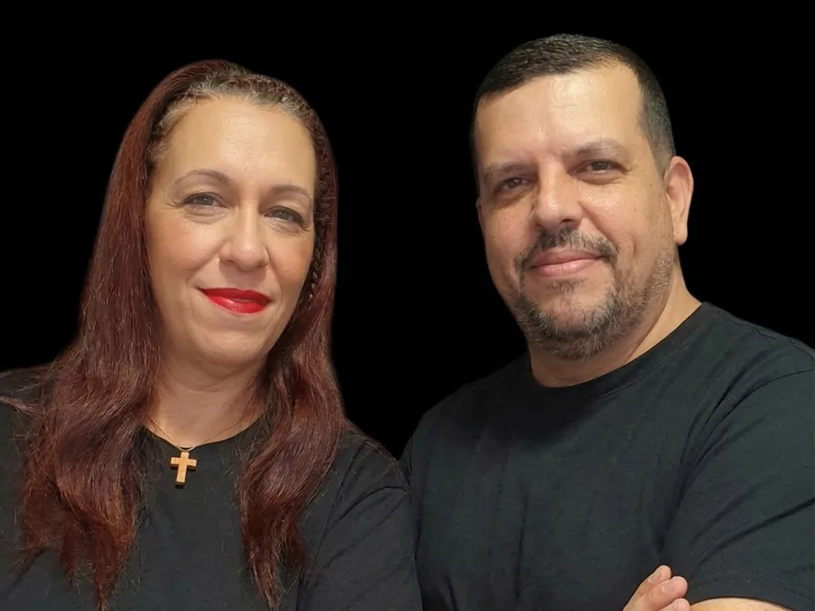 Adolfo e Idaira, monitores de masaje y estiramientos en Las Palmas