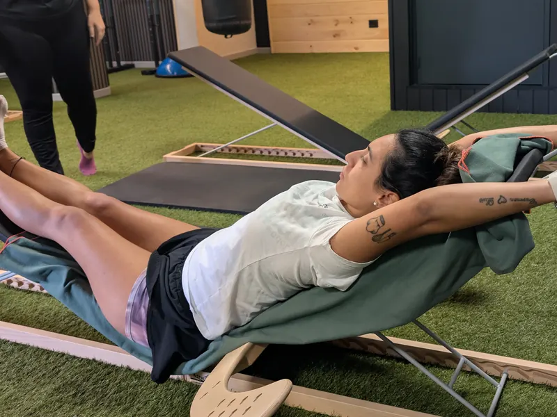 Estiramiento con hamaca postural en Las Palmas